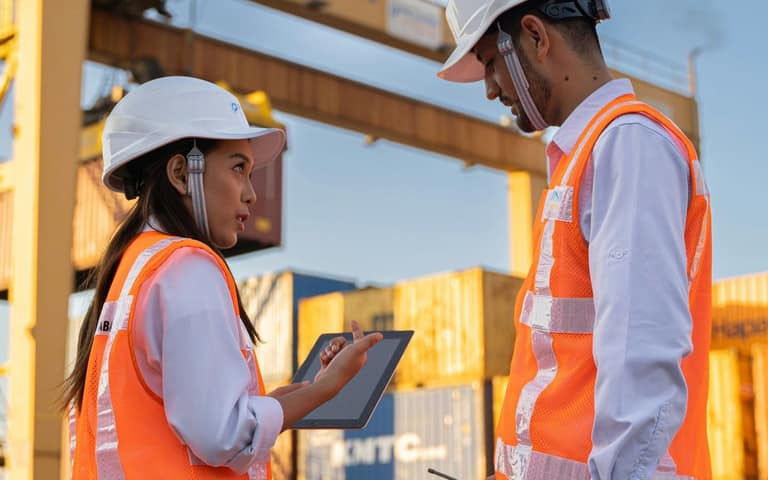 Profesionales revisando documentación en la terminal de contenedores